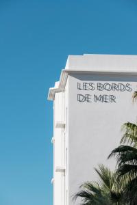 a white building with a sign that reads las boards de mer at Les Bords De Mer in Marseille