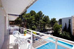Uma vista da piscina em Apartamentos InterSalou Priorat ou nos arredores