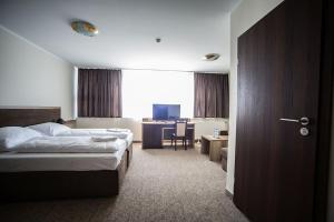 a hotel room with a bed and a desk at Hotel Cargo in Słubice