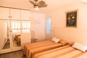 - une chambre avec 2 lits et une chaise dans l'établissement Levante beach sea view, à Benidorm