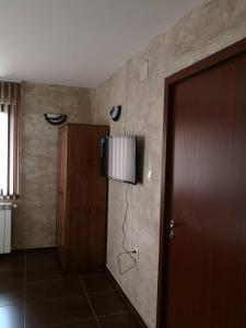 TV a/nebo společenská místnost v ubytování Yurukovata kashta + 24 fotografií
