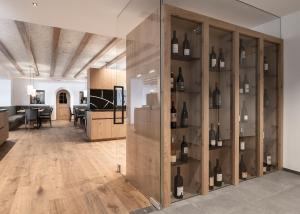 - une chambre avec des étagères de bouteilles de vin dans l'établissement Hotel Lichtenstern, à Soprabolzano
