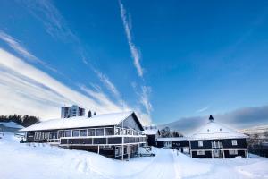 ein großes Gebäude mit Schnee auf dem Boden in der Unterkunft Narvik Budget Rooms in Narvik
