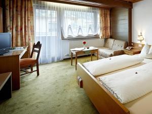 Postel nebo postele na pokoji v ubytování Landhotel Kaserer + 28 fotografií