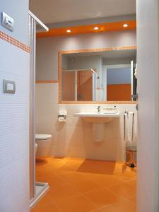 W łazience znajduje się umywalka, toaleta i lustro. w obiekcie Alla Passeggiata w mieście Bussolengo