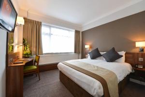 A bed or beds in a room at Best Western Manchester Altrincham Cresta Court Hotel 