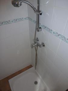 エロンにあるDOMAINE DU PLANAS - ARCADESのバスルーム(シャワー、トイレ付)