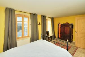 1 dormitorio con cama y ventana en La Drapière, en Fay-sur-Lignon