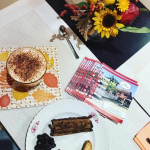 einen Tisch mit einem Kuchen und einer Tasse Kaffee in der Unterkunft B&B Red Village in Chieti