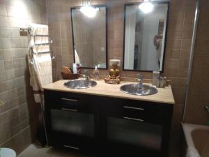 a bathroom with two sinks and a mirror at Bonito piso 4 habitaciones en Bétera in Bétera