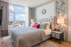 Cama ou camas em um quarto em CVK Taksim Hotel Istanbul