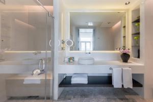 Um banheiro em CVK Taksim Hotel Istanbul