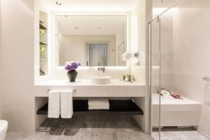 Um banheiro em CVK Taksim Hotel Istanbul