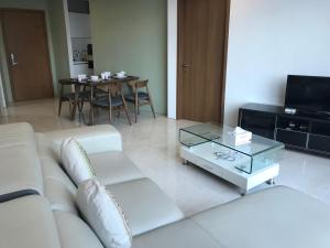 sala de estar con sofá blanco y mesa de centro de cristal en VORTEX SUITES KLCC by PNUT With NETFLIX, en Kuala Lumpur