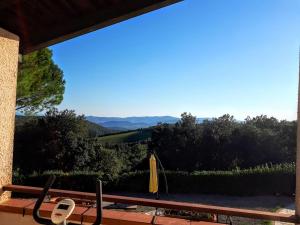 穆爾洛的住宿－Alba Chiara，阳台享有桌椅的景致。