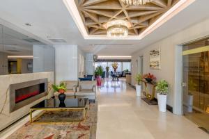 Uma TV ou centro de entretenimento em CVK Taksim Hotel Istanbul