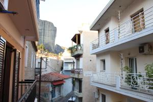 a view of an alley between two buildings with balconies at Perikleous 5 Diamerisma KONDOULIS HOUSE in Kalabaka