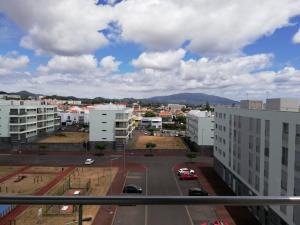 ポンタ・デルガダにあるAzores Paim Apartmentの建物と通りの景色を望む