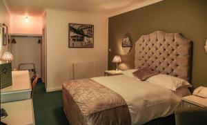 Postel nebo postele na pokoji v ubytování Garrison Hotel