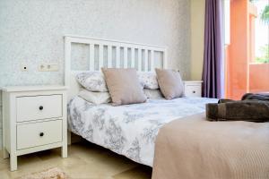 Llit o llits en una habitació de FREE One Bedroom Retreat in Elviria