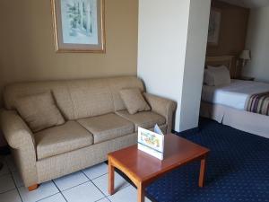a living room filled with furniture and a couch at Paradise Plaza Inn in Ocean City
