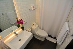 Koupelna v ubytování Auténtico Hotel