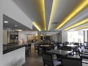 HS HOTSSON Hotel Tampico tesisinde bir restoran veya yemek mekanı