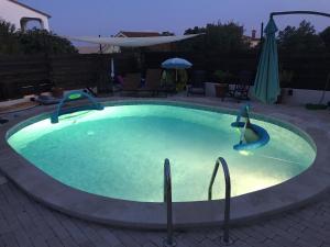 uma grande piscina com dois carris giratórios em Villa Betiga em Mednjan