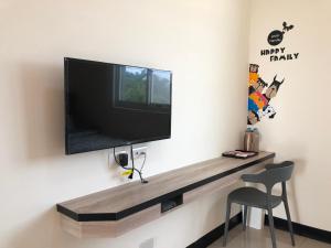 Una televisión o centro de entretenimiento en Country House Homestay