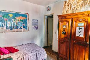 Un dormitorio con una cama y un cuadro en la pared. en Tetouan house, en Tetuán