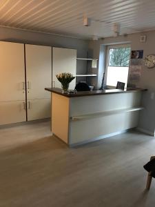 ein leeres Büro mit einer Theke in einem Zimmer in der Unterkunft Hotel Esinger Hof garni in Tornesch