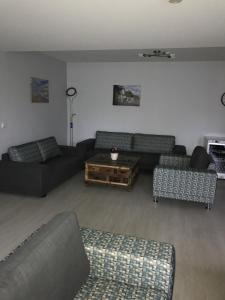 ein Wohnzimmer mit Sofas und einem Couchtisch in der Unterkunft Hotel Esinger Hof garni in Tornesch