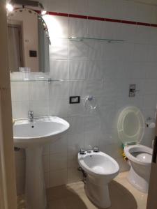 パレルモにあるCasa Il Papiro TRS-IT-SIC-20280のバスルーム(洗面台、トイレ付)
