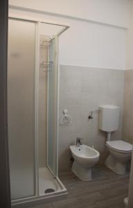 uma casa de banho com um chuveiro e um WC. em B&B Poggio di Balestrino em Balestrino