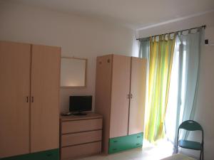 sypialnia z biurkiem, telewizorem i oknem w obiekcie Casa Il Papiro TRS-IT-SIC-20280 w mieście Palermo