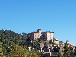 um castelo no topo de uma colina em B&B Poggio di Balestrino em Balestrino