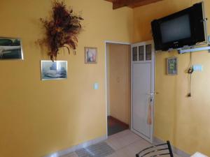 un soggiorno con TV su una parete gialla di Nicolas Nancy Ricardo a Las Grutas
