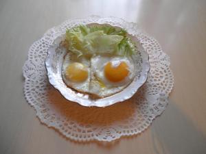 a plate with two eggs and broccoli on a table at Chambres d'hôtes Les Nefliers in Amboise