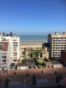 a view of a city with the beach and buildings at Meeuwenbank in Nieuwpoort