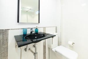 Salle de bains dans l'établissement Lima waikiki beach