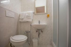 A bathroom at Hotel Aldobrandini