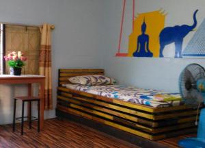 una camera da letto con un letto e un dipinto sul muro di The Kong a Bangkok