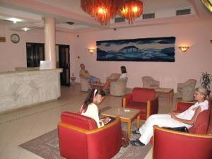 een groep mensen die in stoelen in een lobby zitten bij Hotel Mezri in Monastir