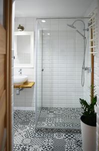 ソスノヴィエツにあるApartamenty Europaのバスルーム(シャワー、シンク付)