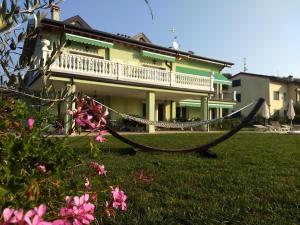 a house with a hammock in the yard at Residenza Pastrengo in Pastrengo