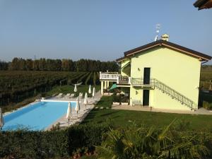 a house with a swimming pool and a vineyard at Residenza Pastrengo in Pastrengo