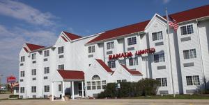 Gallery image of Ramada Limited and Suites Bloomington in Bloomington