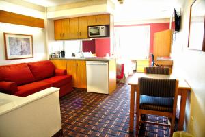 Η κουζίνα ή μικρή κουζίνα στο Ramada by Wyndham Bloomington I-55 and I-74 IL