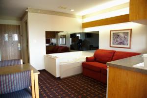 Χώρος καθιστικού στο Ramada by Wyndham Bloomington I-55 and I-74 IL