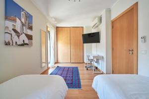 En eller flere senge i et værelse på Algarve Oceanfront Luxury Apartment w Pool + 28 billeder